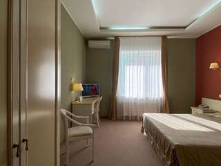 Отель Дилижанс отель Херсон Улучшенный двухместный номер с 1 кроватью или 2 отдельными кроватями-1